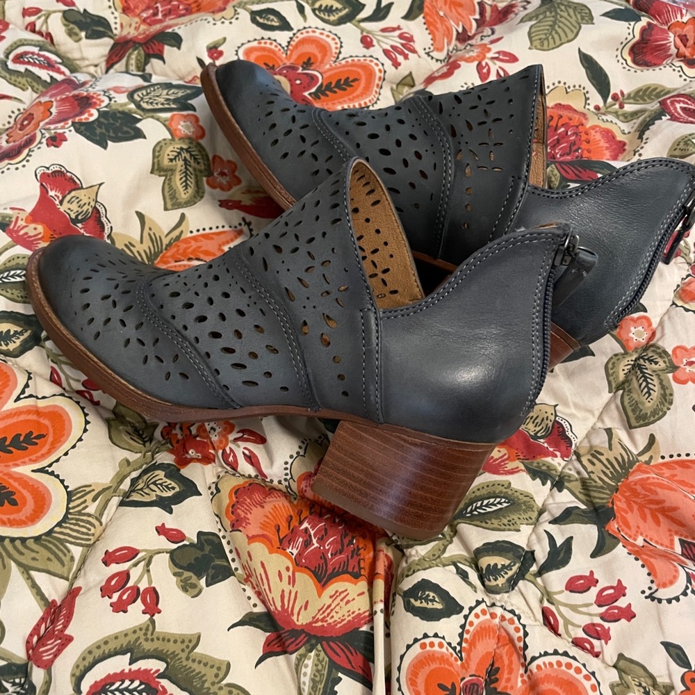 Sofft booties size 6.5- NWOT